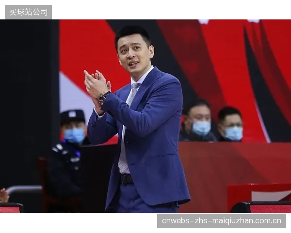 前辽宁功勋主帅杨鸣进入教练市场，引发北京北控等队顶薪争夺。